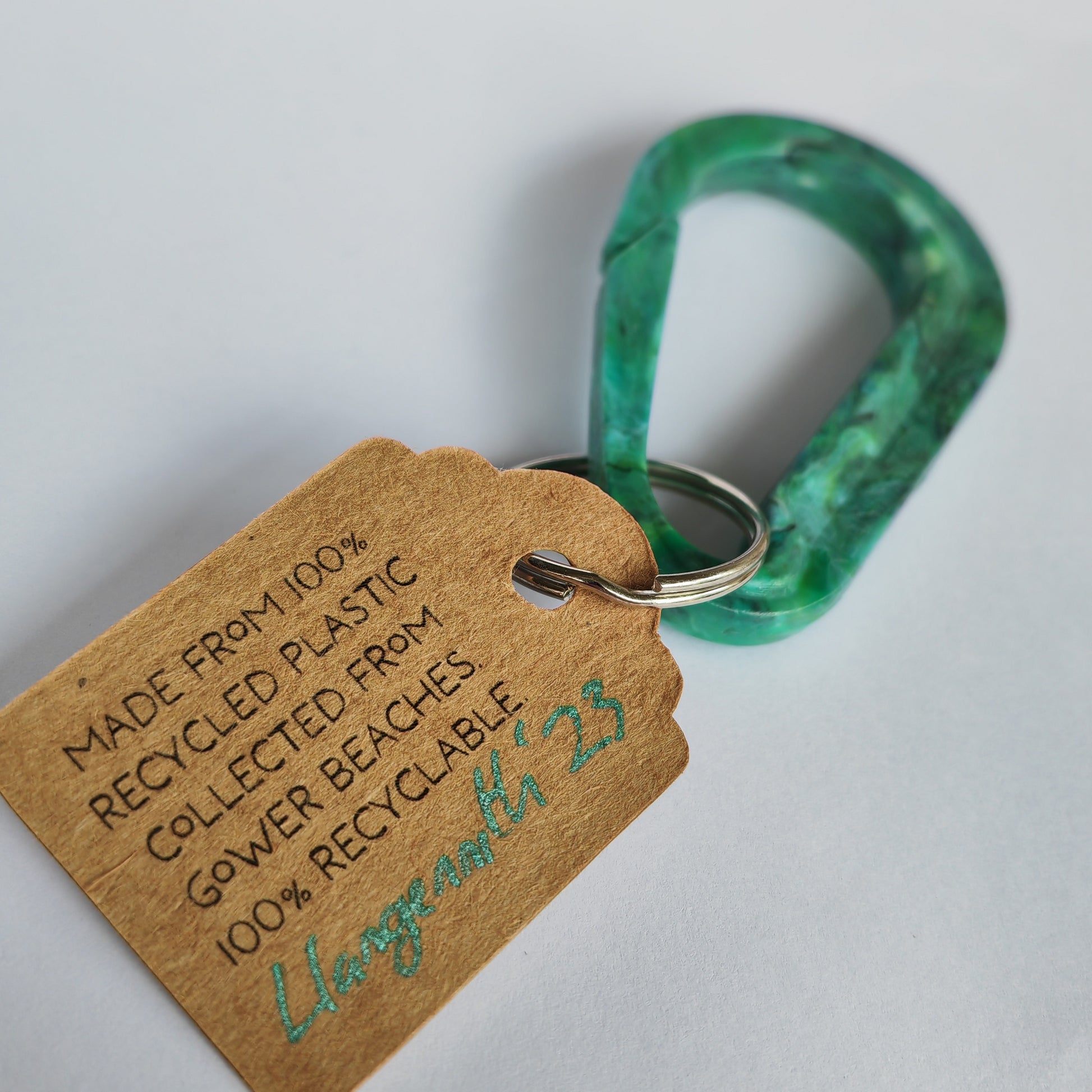 Recycled beach plastic carabiner with tag